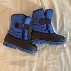 Toddler snow boots.